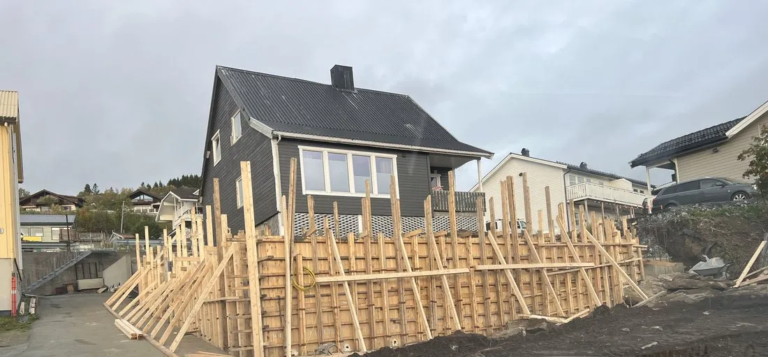 Forskaling av støttemur